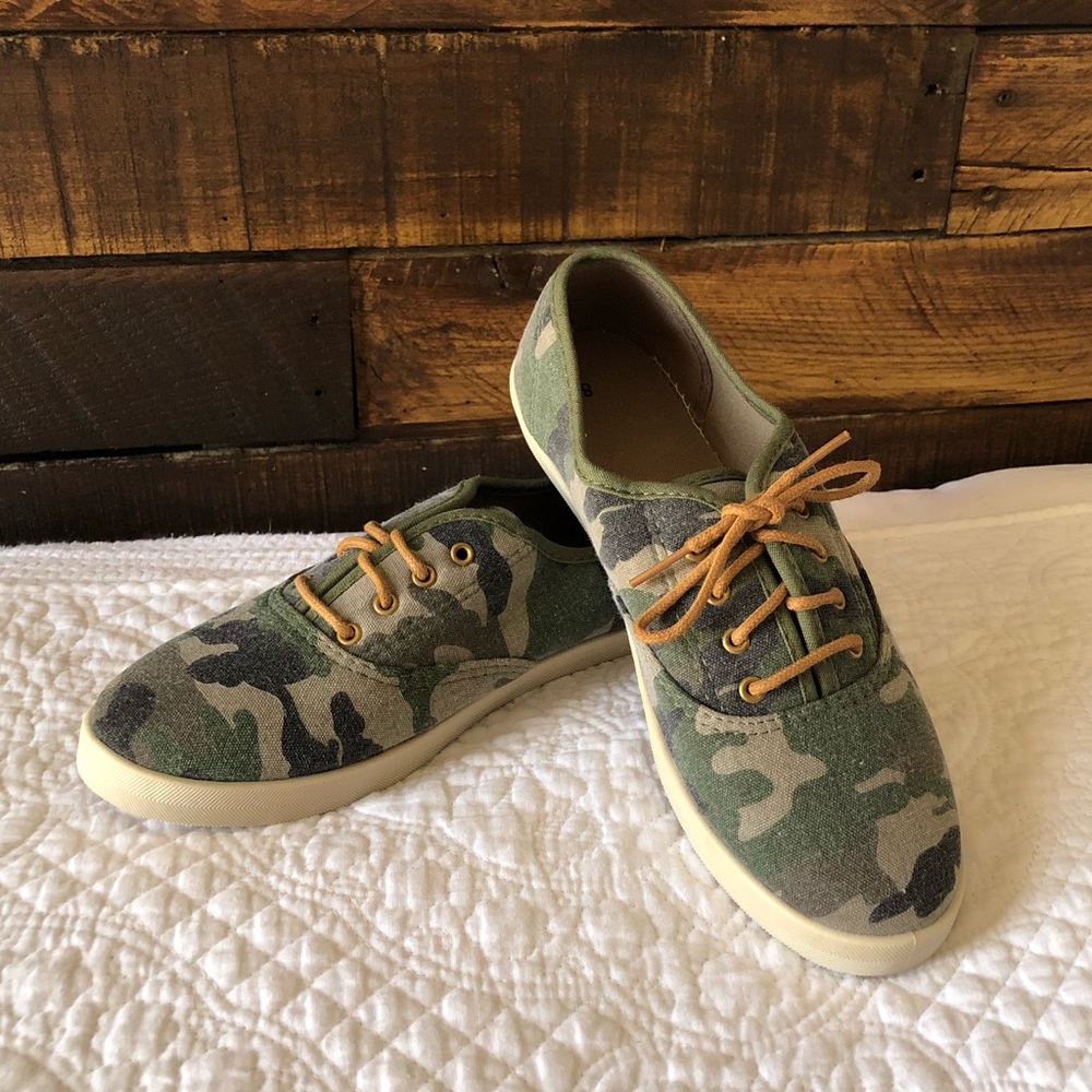 NWOT Camo sneakers